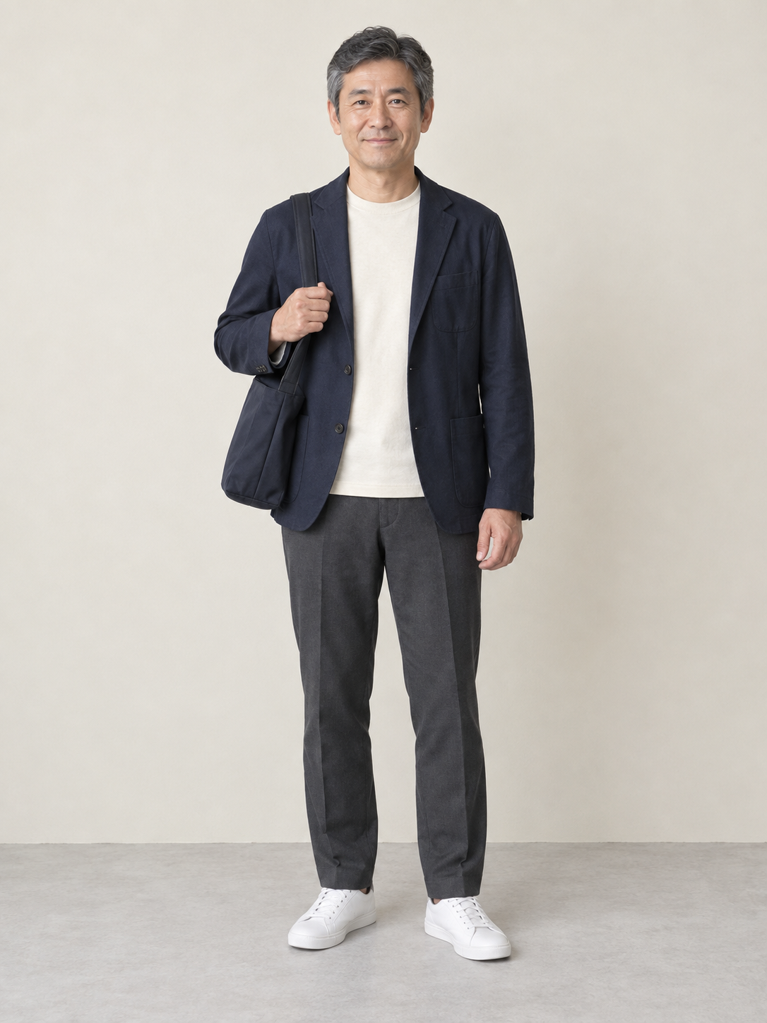 50代男性が女性と会う日に紺のジャケットと白いトップスで清潔感を意識した服装例