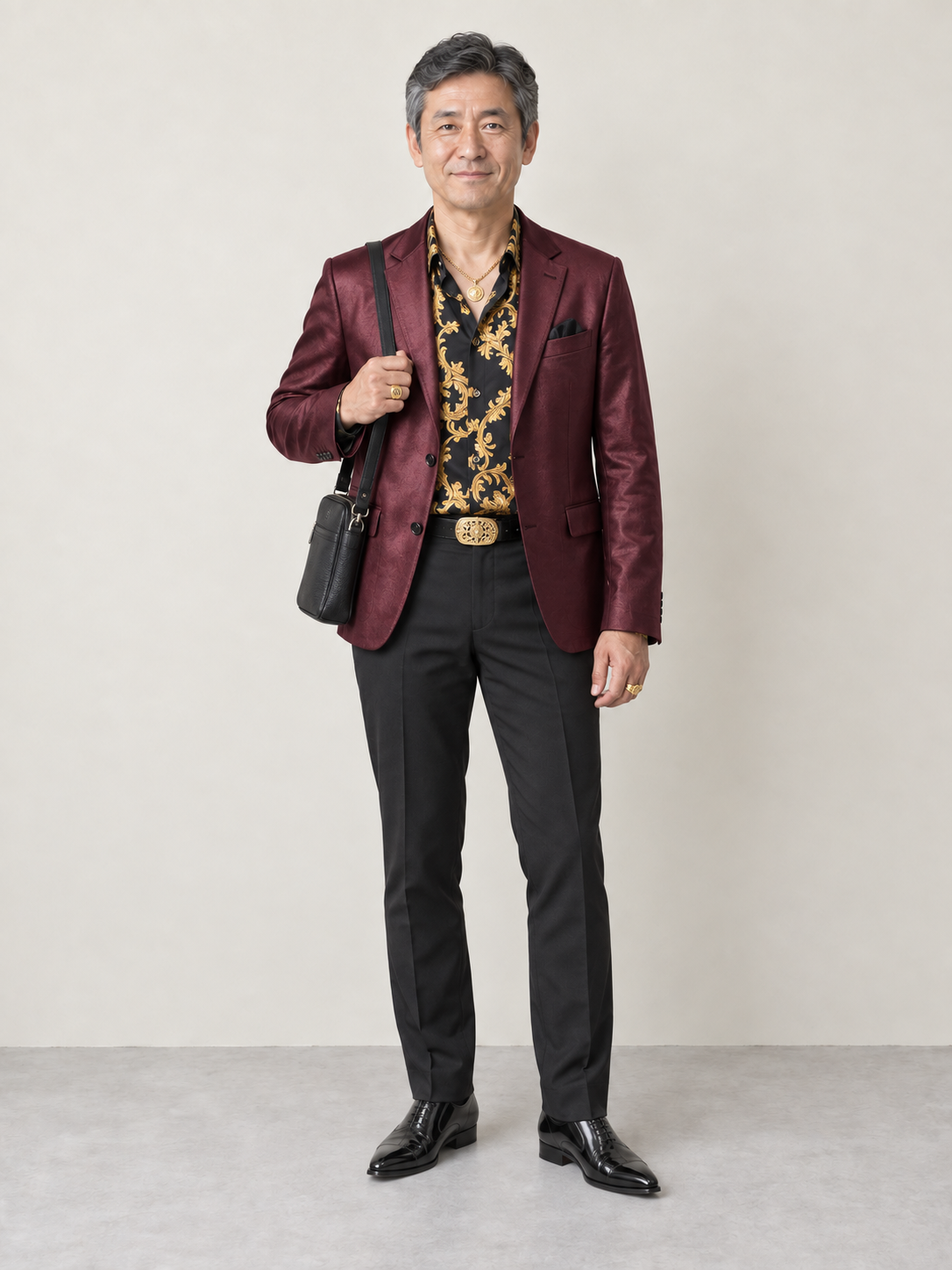 光沢のあるジャケットと柄シャツ、装飾小物を組み合わせた50代男性の服装例